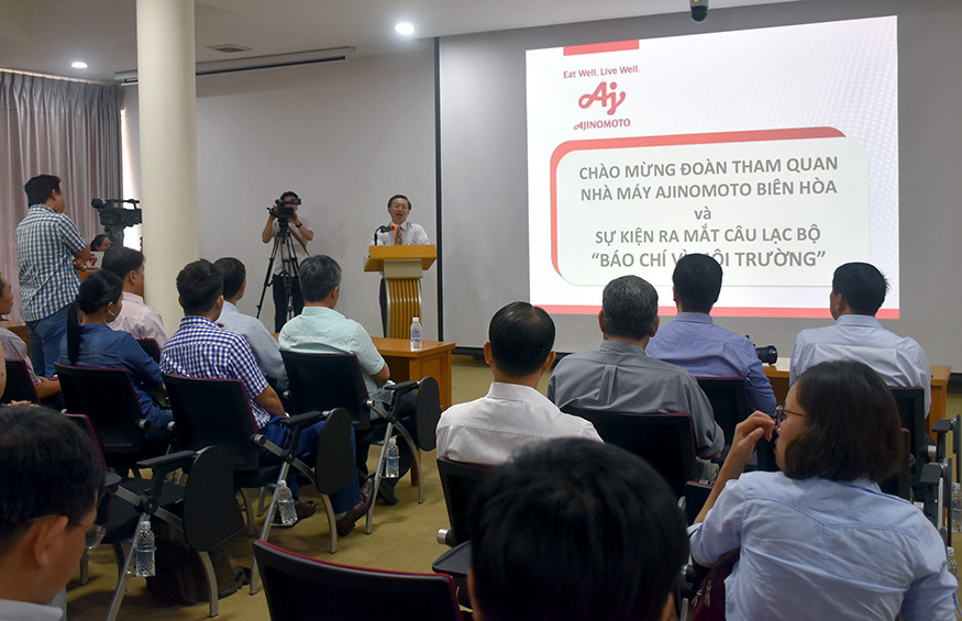 Các thành viên CLB Báo chí vì Môi trường nghe đại diện Công ty Ajinomoto Việt Nam giới thiệu về hệ thống sản xuất, xử lý nước thải của Nhà máy Ajinomoto Biên Hòa Các thành viên CLB Báo chí vì Môi trường nghe đại diện Công ty Ajinomoto Việt Nam giới thiệu về hệ thống sản xuất, xử lý nước thải của Nhà máy Ajinomoto Biên Hòa