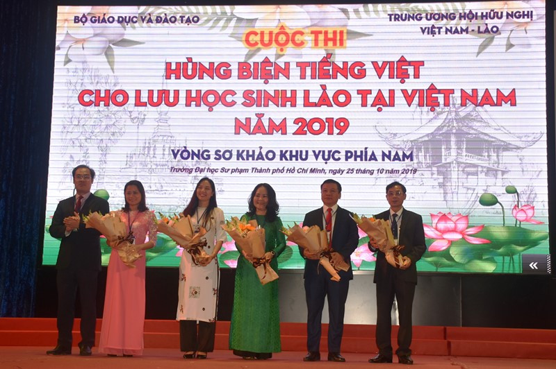 Ông Nguyễn Hải Thanh - Phó Cục trưởng Cục Hợp tác quốc tế (Bộ GD&ĐT) tặng hoa cám ơn Ban giám khảo
