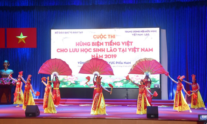 Tiết mục văn nghệ của SV Trường ĐH Cửu Long