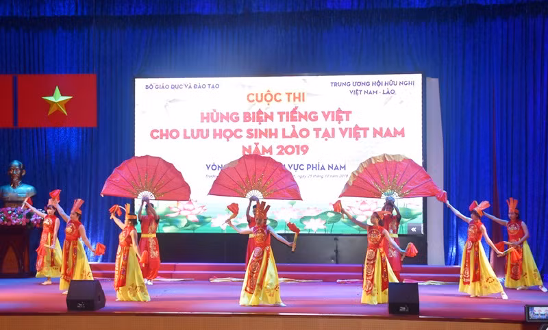 Tiết mục văn nghệ của SV Trường ĐH Cửu Long