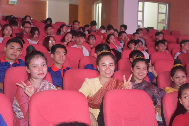 Các SV Lào hào hứng tham gia cuộc thi