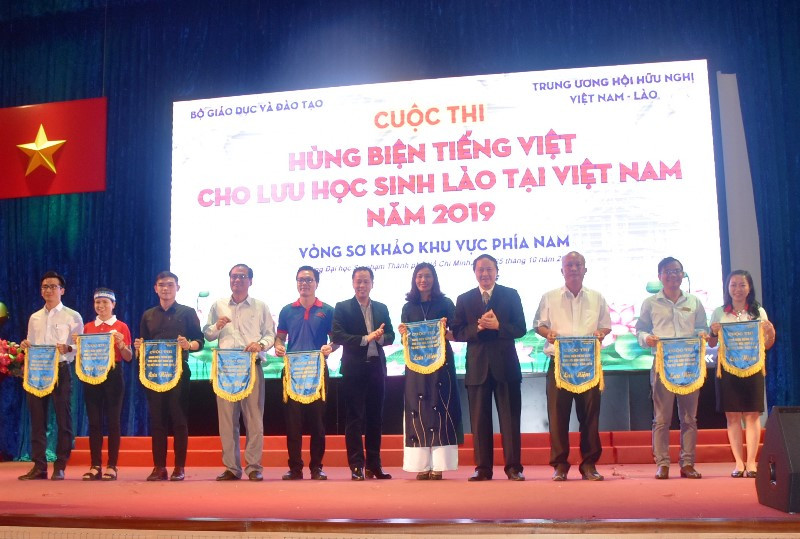 Ban tổ chức trao cờ lưu niệm cho đại diện các đơn vị tham dự hội thi