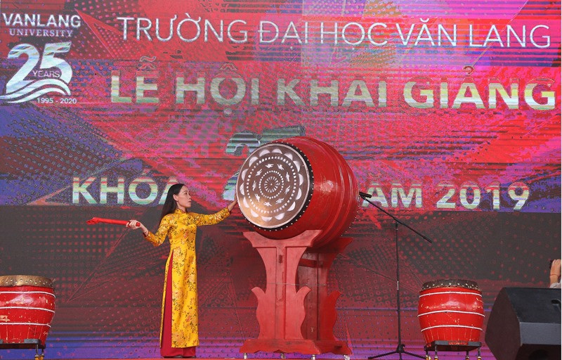 PGS.TS Trần Thị Mỹ Diệu - Hiệu trưởng VLU đánh trống khai giảng năm học mới