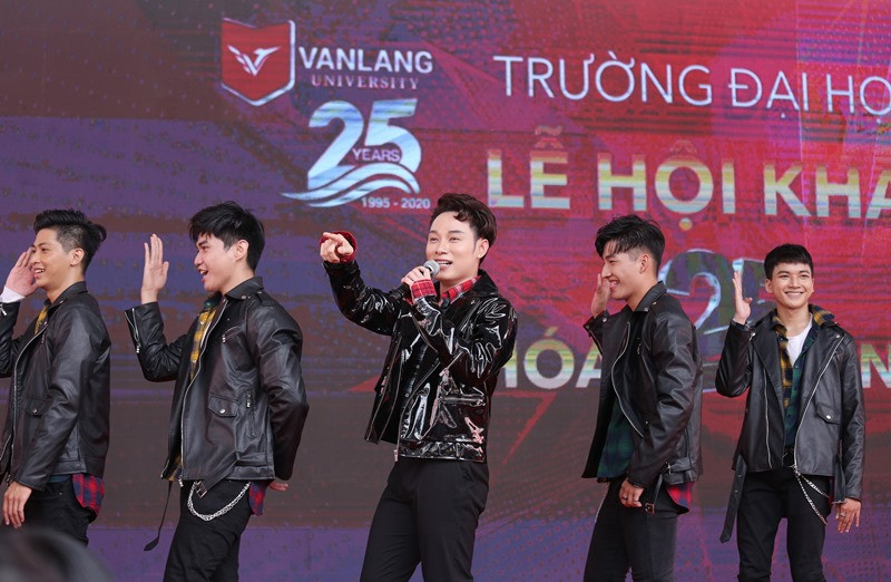 Ca sĩ Trúc Nhân khuấy động buổi lễ với loạt bài hit