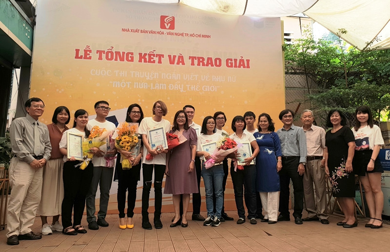 Các tác giả đạt giải và Ban tổ chức, Ban giám khảo cuộc thi