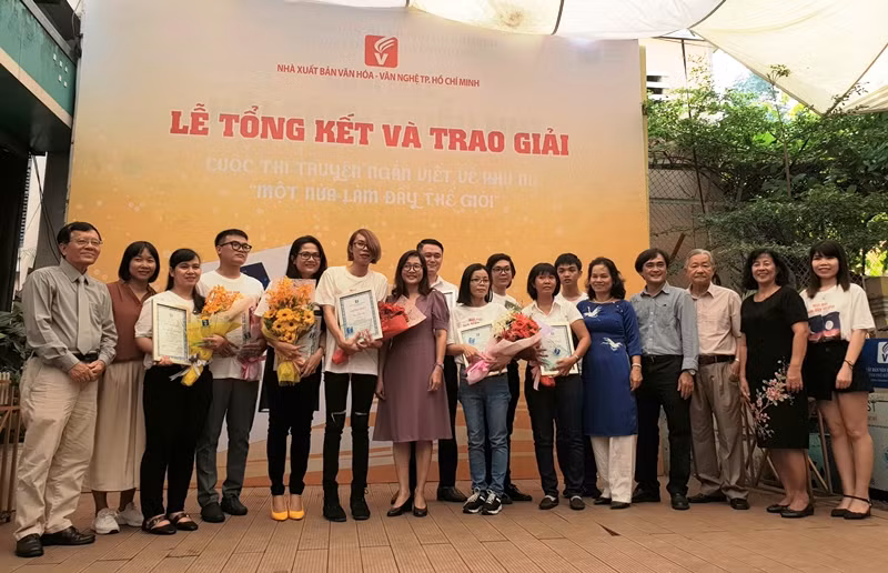 Các tác giả đạt giải và Ban tổ chức, Ban giám khảo cuộc thi