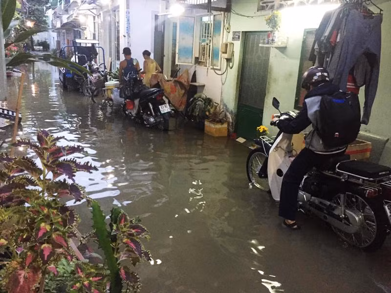 Nước ngập lênh láng khu dân cư hẻm C4, xã Bình Hưng, huyện Bình Chánh, sáng 30/10