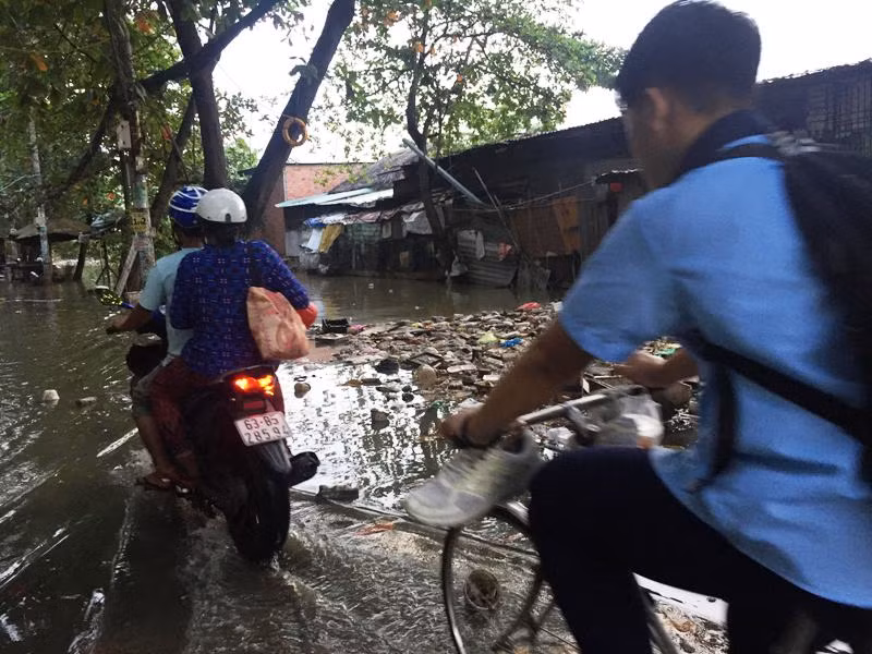 Nước ngập tại hẻm C4, đường Phạm Hùng, xã Bình Hưng, huyện Bình Chánh, chiều 29/10