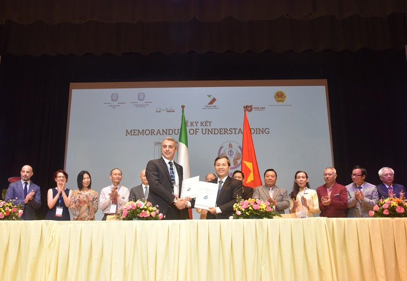 Đại diện Trường ĐH Sư phạm Kỹ thuật TPHCM và ĐH Roma 2 (Ý) ký kết văn bản ghi nhớ