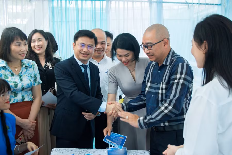 Tiến sĩ Nguyễn Đức Tiệp, Hiệu trưởng Trường Đại học Hạ Long gặp gỡ, trao đổi cùng các đơn vị tuyển dụng.