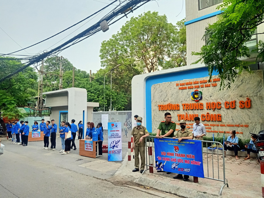 Thanh niên tình nguyện, công an tại trường THCS Thành Công hỗ trợ thí sinh. Thanh niên tình nguyện, công an tại trường THCS Thành Công hỗ trợ thí sinh.