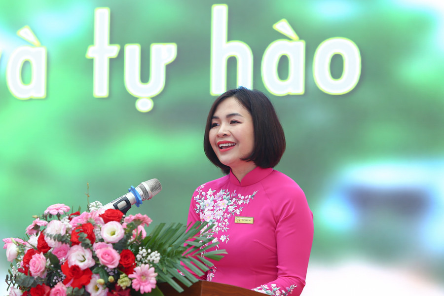 Cô Nguyễn Ngọc Anh - Hiệu trưởng Trường THCS Thành Công phát biểu tại buổi lễ gắn biển.