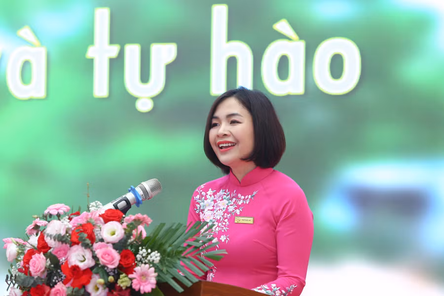 Cô Nguyễn Ngọc Anh - Hiệu trưởng Trường THCS Thành Công phát biểu tại buổi lễ gắn biển.