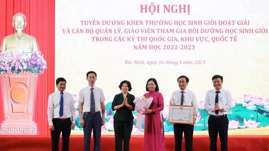 Chủ tịch UBND tỉnh Bắc Ninh Nguyễn Hương Giang (thứ 3 từ trái qua) trao Bằng khen cho Ban Giám hiệu Trường THPT Chuyên Bắc Ninh.