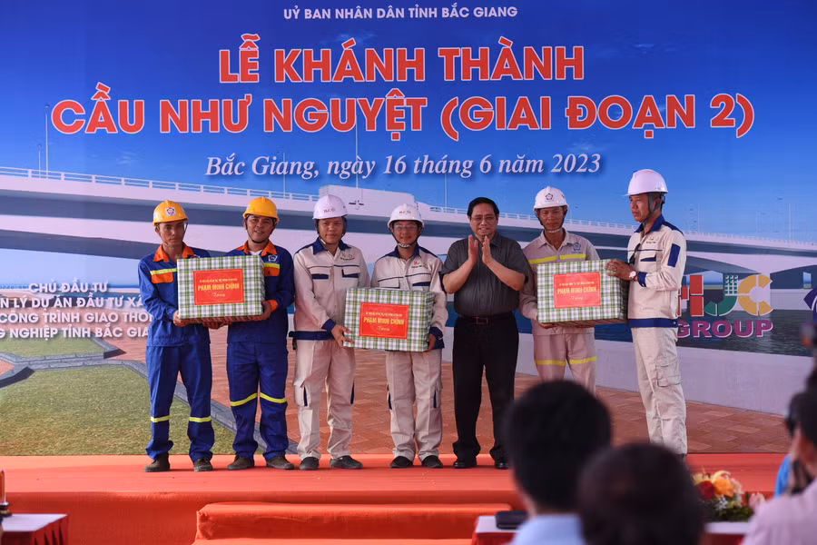 Thủ tướng Chính phủ Phạm Minh Chính tặng quà cho các đơn vị nhà thầu, thi công đã nỗ lực hoàn thành công trình theo đúng tiến độ.