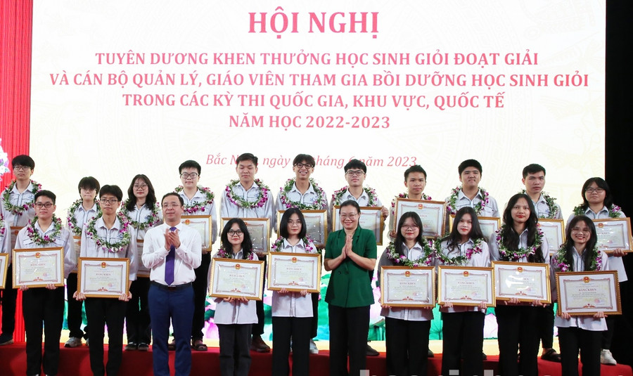Giám đốc Sở GD&ĐT Bắc Ninh - Nguyễn Thế Sơn và Phó Trưởng Ban Tuyên giáo Tỉnh ủy Thái Hải Anh trao Bằng khen cho học sinh đạt giải Ba Kỳ thi chọn học sinh giỏi Quốc gia.