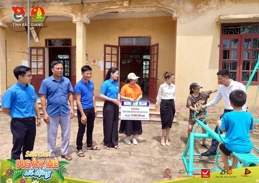 Ban tổ chức trao tặng những phần quà thiết thực tạo sân chơi cho học sinh.