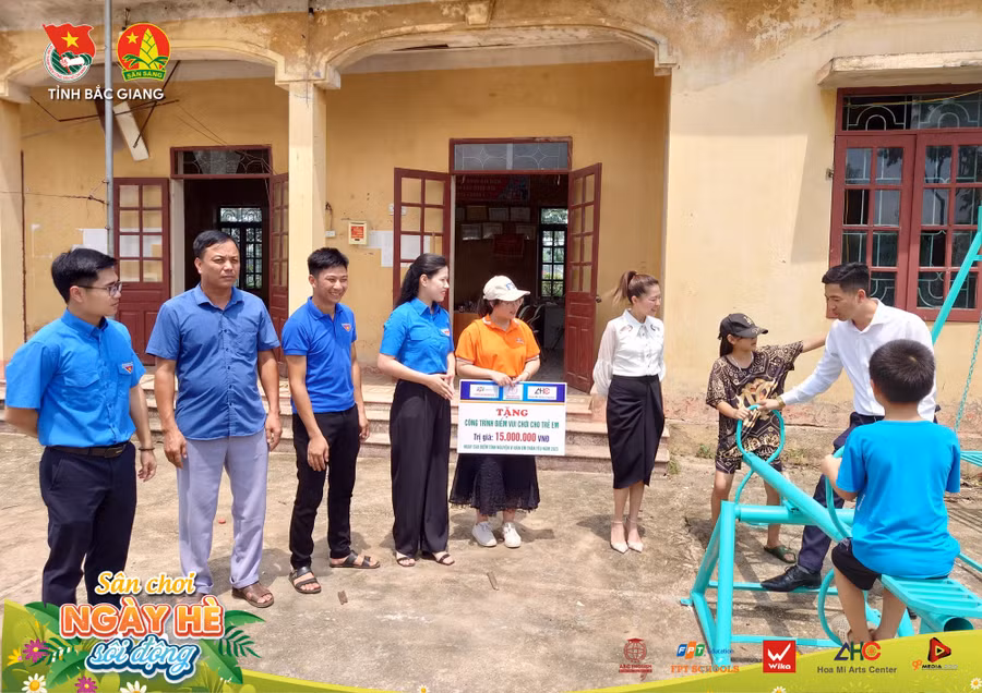 Ban tổ chức trao tặng những phần quà thiết thực tạo sân chơi cho học sinh.