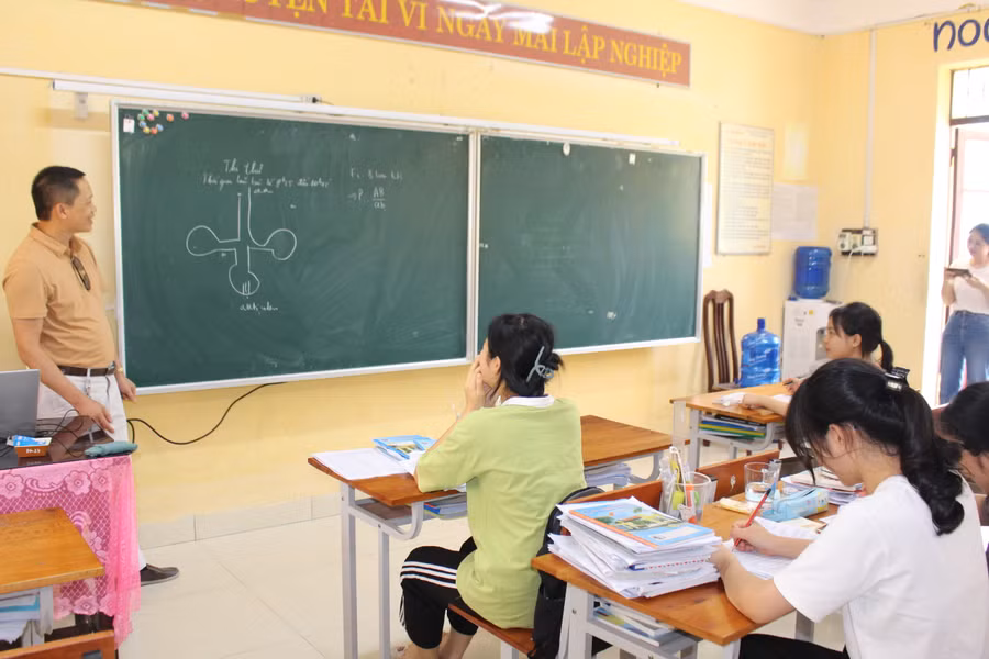 Một giờ ôn tập trên lớp tại Trường PTDT Nội trú tỉnh Bắc Giang.