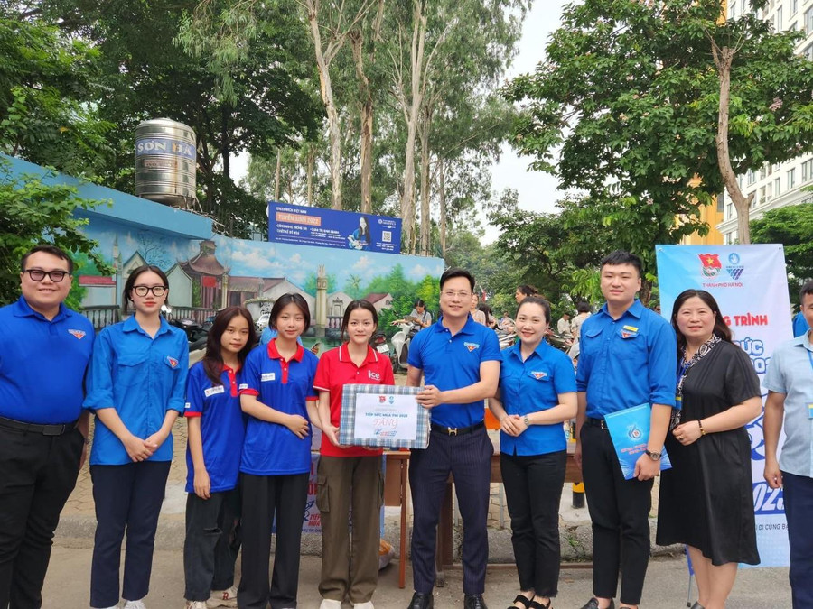 Đại diện Quận đoàn Ba Đình, Phòng GD&ĐT thăm và động viên lực lượng tình nguyện viên tiếp sức mùa thi tại cổng trường thi. Đại diện Quận đoàn Ba Đình, Phòng GD&ĐT thăm và động viên lực lượng tình nguyện viên tiếp sức mùa thi tại cổng trường thi.