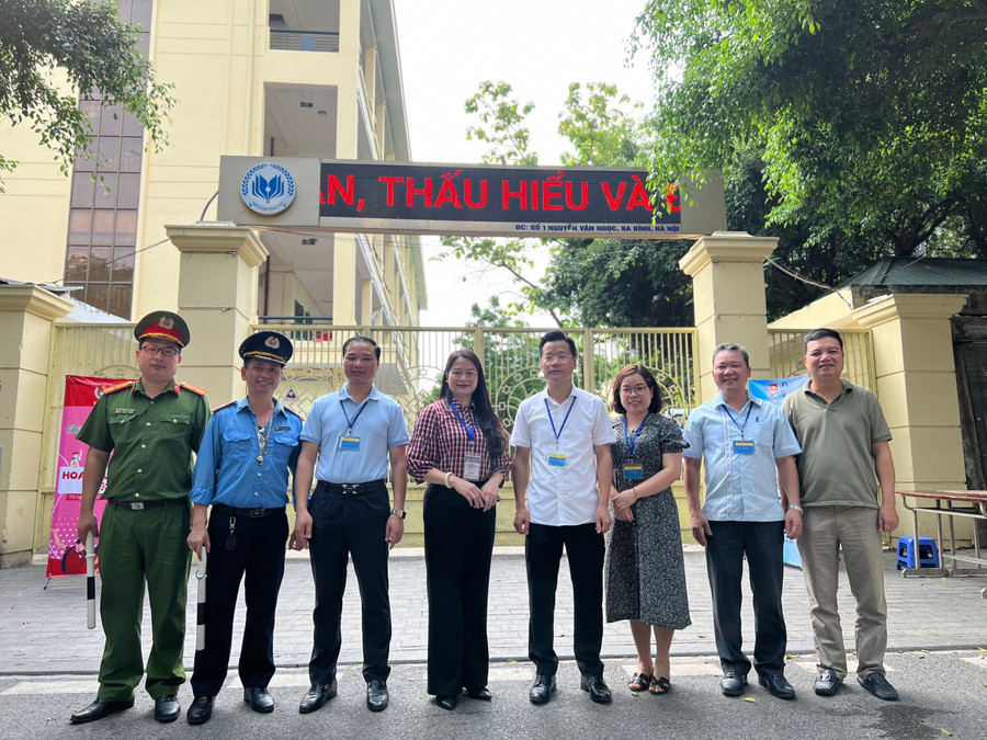 Lãnh đạo UBND quận Ba Đình có mặt các điểm thi động viên cán bộ làm nhiệm vụ tại kỳ thi.
