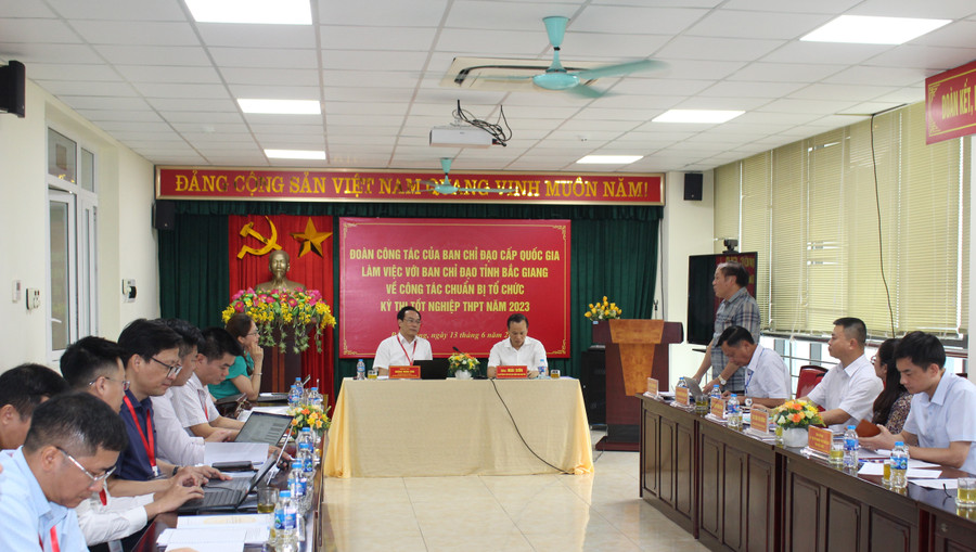 Ông Tạ Việt Hùng - Giám đốc Sở GD&amp;ĐT Bắc Giang báo cáo công tác chuẩn bị kỳ thi.