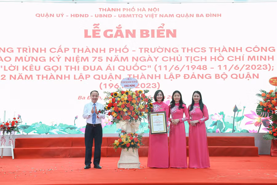 Ông Nguyễn Quang Tuấn - Phó Giám đốc Sở GD&amp;ĐT Hà Nội tặng hoa chúc mừng nhà trường.