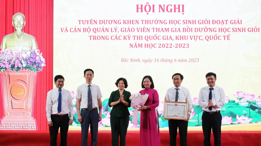 Chủ tịch UBND tỉnh Bắc Ninh Nguyễn Hương Giang (thứ 3 từ trái qua) trao Bằng khen cho Ban Giám hiệu Trường THPT Chuyên Bắc Ninh.
