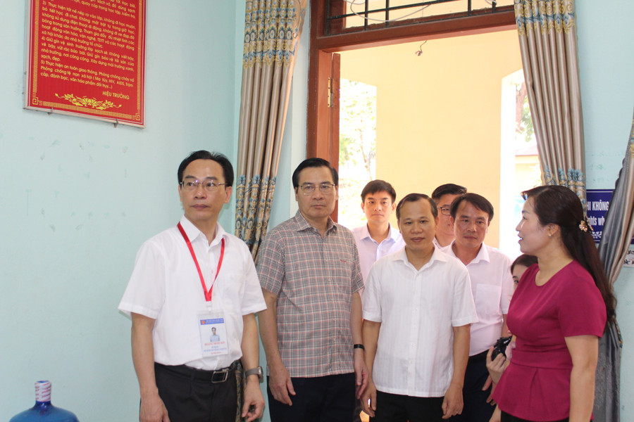 Thứ trưởng Bộ GD&amp;ĐT cùng đoàn kiểm tra cơ sở vật chất tại Điểm thi trường THPT Việt Yên số 1.