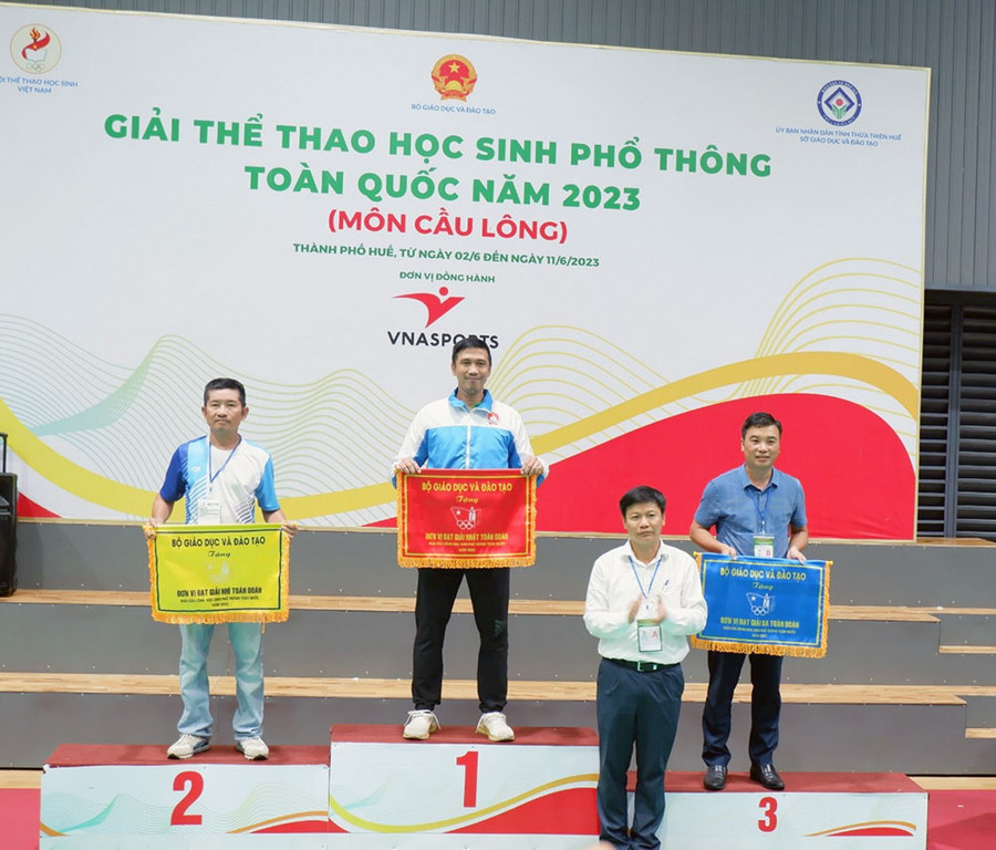 Ông Nguyễn Thanh Đề, Vụ trưởng Vụ Giáo dục Thể chất, Bộ GDĐT trao cở Giải cho 3 đơn vị dẫn đầu. Ông Nguyễn Thanh Đề, Vụ trưởng Vụ Giáo dục Thể chất, Bộ GDĐT trao cở Giải cho 3 đơn vị dẫn đầu.