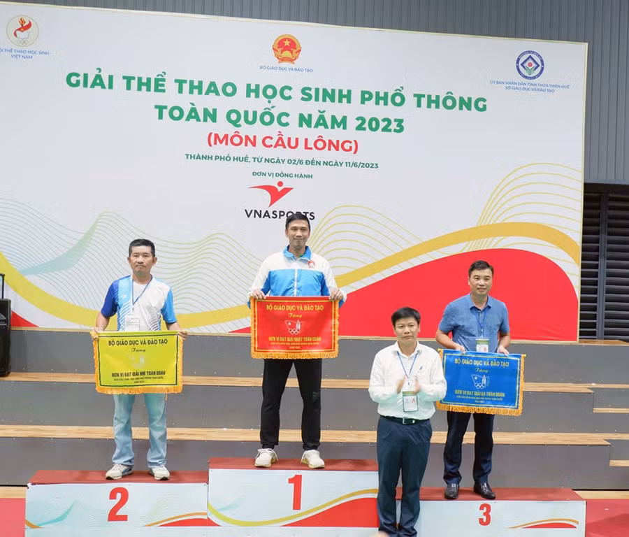 Ông Nguyễn Thanh Đề, Vụ trưởng Vụ Giáo dục Thể chất, Bộ GDĐT trao cở Giải cho 3 đơn vị dẫn đầu.