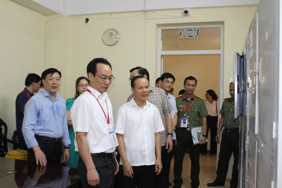 Thứ trưởng Hoàng Minh Sơn cùng đoàn công tác kiểm tra tại Điểm thi trường THPT Chuyên Bắc Giang.