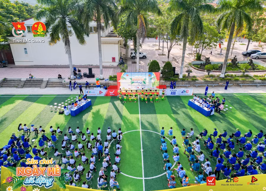 Quang cảnh sân chơi ngày hè 