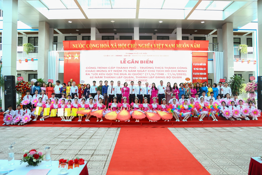 Lãnh đạo Ban Thi đua khen thưởng TP Hà Nội, Sở GD&amp;ĐT Hà Nội và quận Ba Đình chụp ảnh lưu niệm cùng Trường THCS Thành Công.