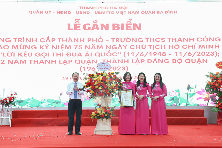 Ông Nguyễn Quang Tuấn - Phó Giám đốc Sở GD&amp;ĐT Hà Nội tặng hoa chúc mừng nhà trường.