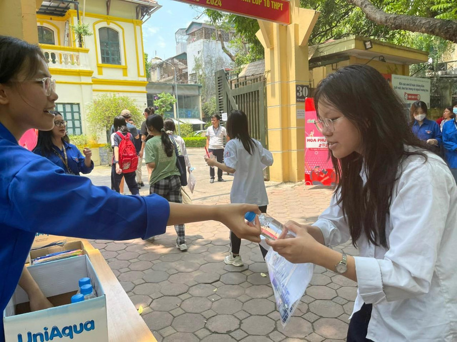 Những chai nước mát được lực lượng tình nguyện viên chuẩn bị để tặng cho thí sinh dự thi. Những chai nước mát được lực lượng tình nguyện viên chuẩn bị để tặng cho thí sinh dự thi.