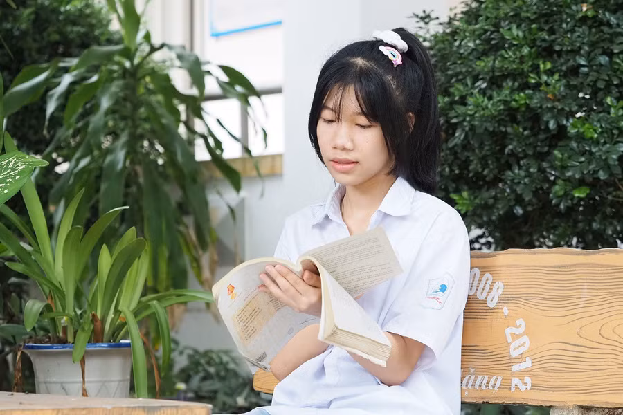 Trần Thị Minh Thanh dành nhiều thời gian cho đọc sách và ôn tập.