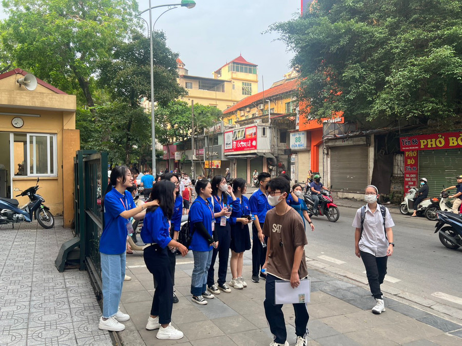 Hướng dẫn và hỗ trợ thí sinh tại điểm thi. Hướng dẫn và hỗ trợ thí sinh tại điểm thi.