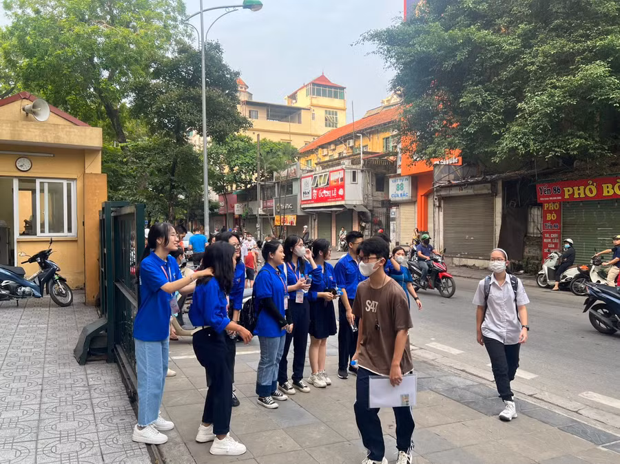 Hướng dẫn và hỗ trợ thí sinh tại điểm thi.