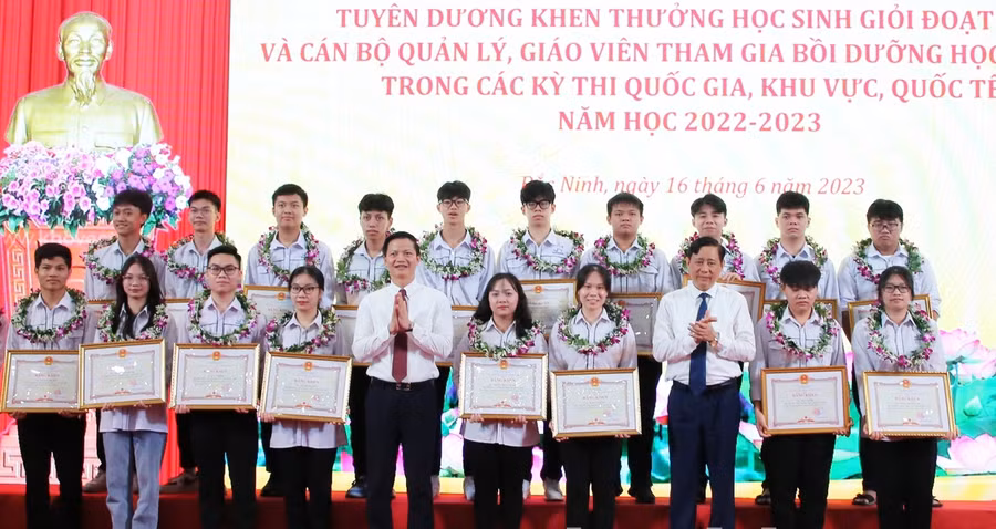Phó Chủ tịch Thường trực UBND tỉnh Bắc Ninh Vương Quốc Tuấn (hàng đầu, thứ 5 từ trái qua) và Phó Chủ tịch HĐND tỉnh Nguyễn Hạnh Chung (hàng đầu, thứ 3 từ phải qua) trao Bằng khen cho học sinh đạt giải Nhì Kỳ thi chọn học sinh giỏi Quốc gia.