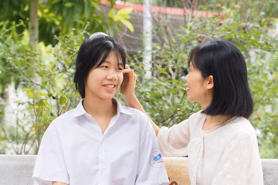 Trần Thị Minh Thanh chia vui với cô giáo Ngô Minh Lý.