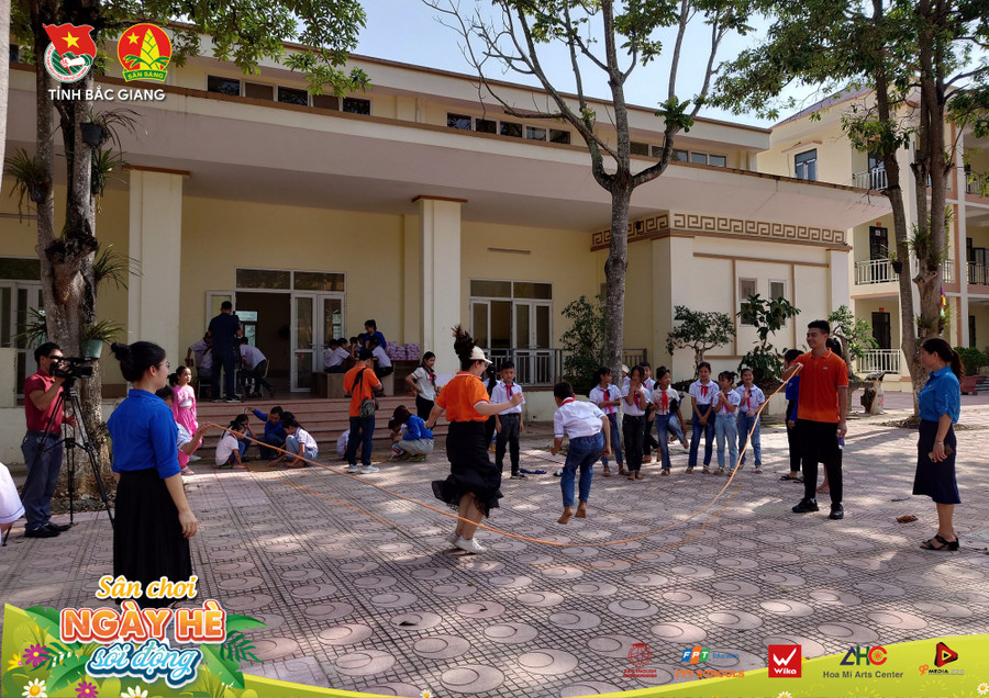 Nhiều hoạt động bổ ích cho học sinh tại sân chơi ngày hè.