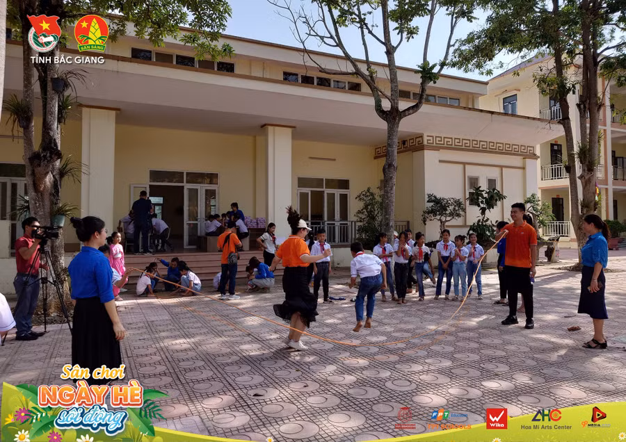 Nhiều hoạt động bổ ích cho học sinh tại sân chơi ngày hè.