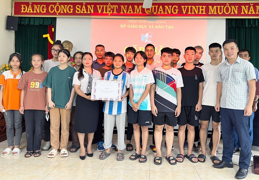 Bà Đào Thị Hường - Phó Giám đốc Sở GD&ĐT Bắc Giang gặp mặt, động viên và tặng quà cho đoàn vận động viên trong buổi xuất quân. Bà Đào Thị Hường - Phó Giám đốc Sở GD&ĐT Bắc Giang gặp mặt, động viên và tặng quà cho đoàn vận động viên trong buổi xuất quân.