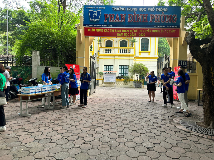 Lực lượng tình nguyện viên có mặt sớm tại điểm thi để hỗ trợ thí sinh. Lực lượng tình nguyện viên có mặt sớm tại điểm thi để hỗ trợ thí sinh.