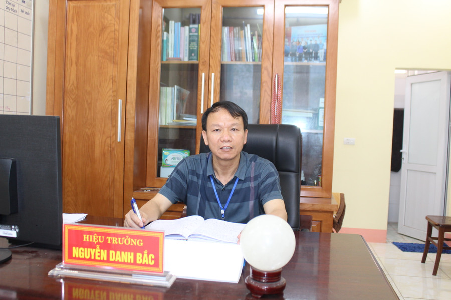 Thầy Nguyễn Danh Bắc - Hiệu trưởng trường PTDT Nội trú tỉnh Bắc Giang trao đổi với Báo GD&TĐ. Thầy Nguyễn Danh Bắc - Hiệu trưởng trường PTDT Nội trú tỉnh Bắc Giang trao đổi với Báo GD&TĐ.