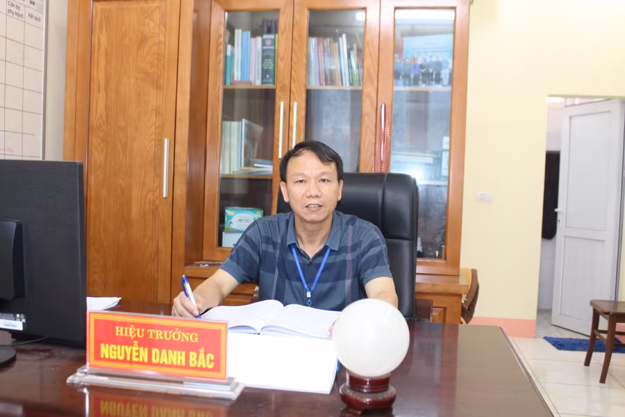Thầy Nguyễn Danh Bắc - Hiệu trưởng trường PTDT Nội trú tỉnh Bắc Giang trao đổi với Báo GD&amp;TĐ.
