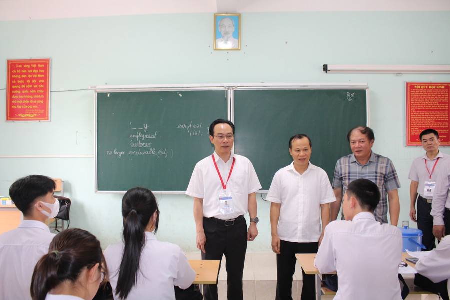 Thứ trưởng Hoàng Minh Sơn cùng đoàn công tác động viên thí sinh tự tin hướng đến kết quả cao nhất tại Kỳ thi tốt nghiệp.