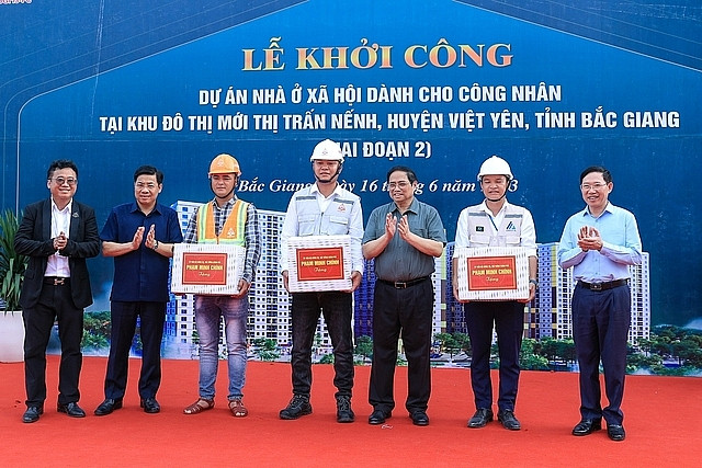 Thủ tướng Chính phủ Phạm Minh Chính tặng quà, động viên cho các đơn vị thi công dự án NƠXH tại Bắc Giang.