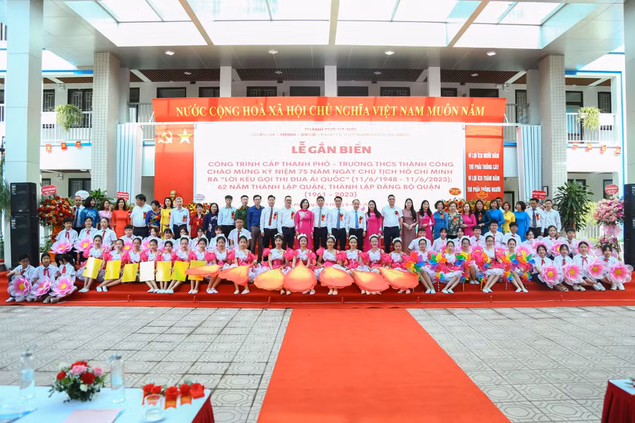 Lãnh đạo Ban Thi đua khen thưởng TP Hà Nội, Sở GD&amp;ĐT Hà Nội và quận Ba Đình chụp ảnh lưu niệm cùng Trường THCS Thành Công.